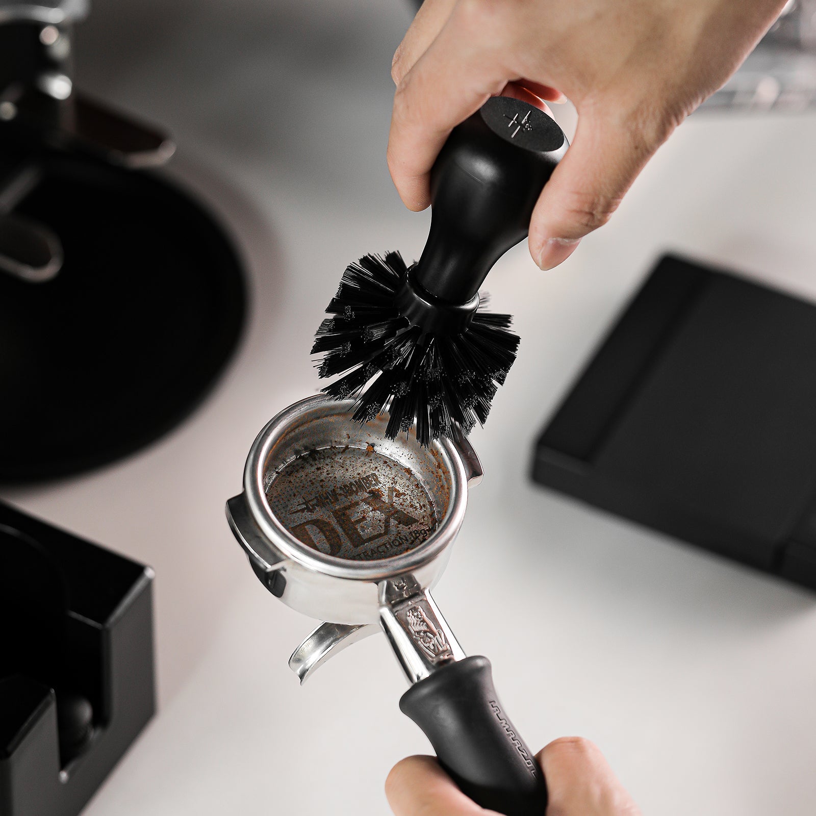 3 Bomber – Portafilter Cleaning Brush – espresso tool for precision brewing – أدوات باريستا اسبريسو – available in Kuwait