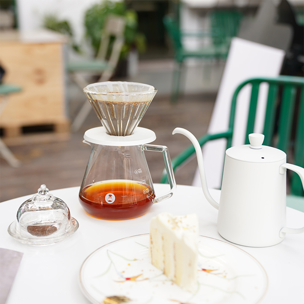 Close-up of the clear server handle and pouring spout