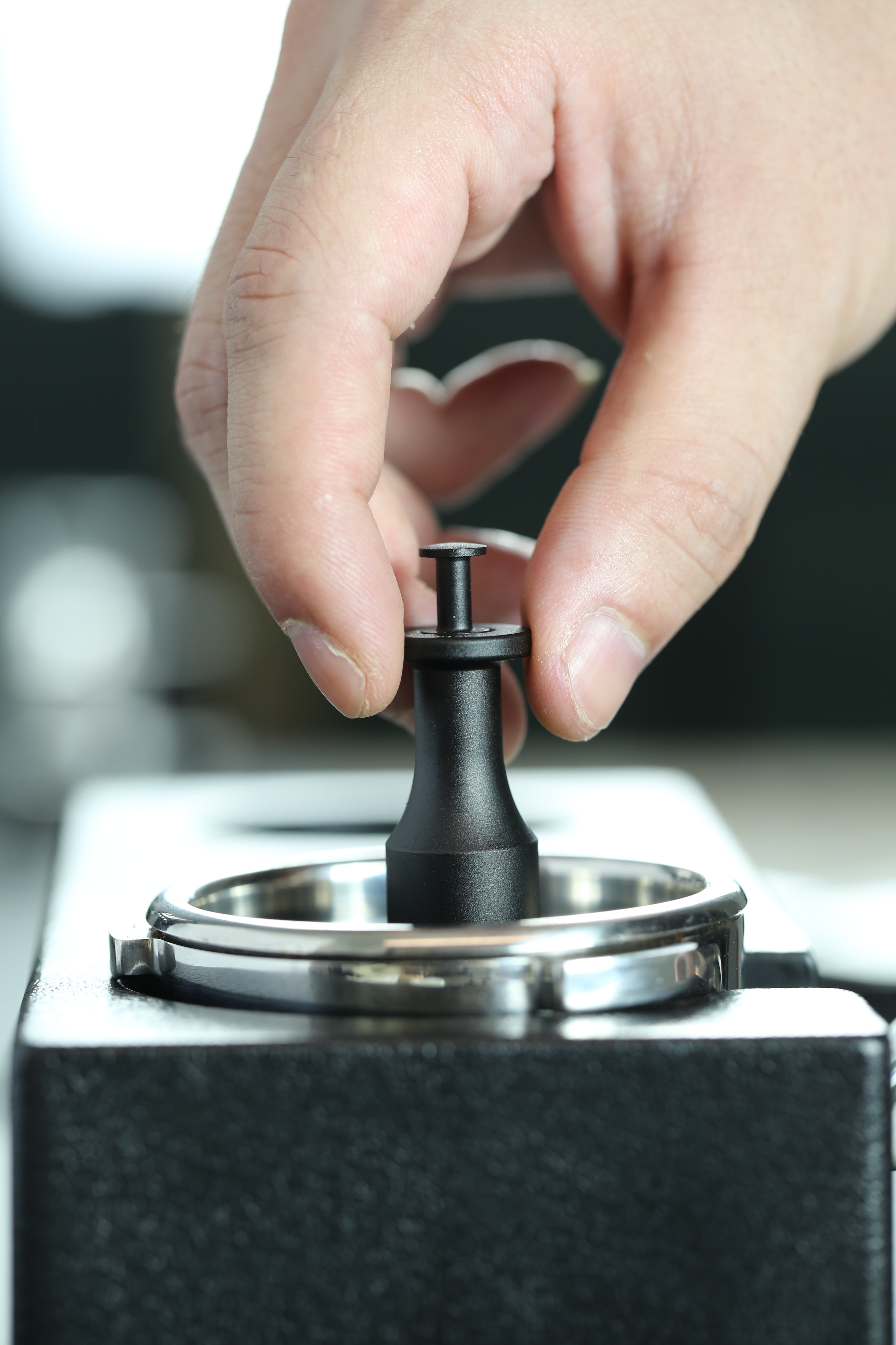 Magnetic lifter removing a puck screen from a portafilter