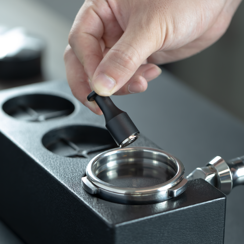 Side profile of the Bearr magnetic puck screen lifter